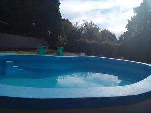 una gran piscina azul en un patio en BAHIA BLANCA-BARRIO PARQUE en Bahía Blanca