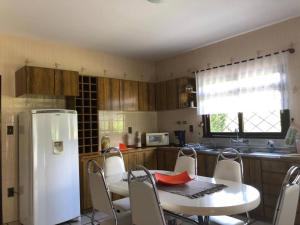 Virtuvė arba virtuvėlė apgyvendinimo įstaigoje Sítio Opa Chopp