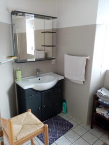 W łazience znajduje się umywalka i lustro. w obiekcie Cophi home Penguily 