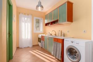 a kitchen with a washer and dryer in it at Pavio in Póros Kefalonias