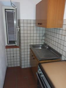 a small kitchen with a sink and a window at Appartamento Capanne in Capanne
