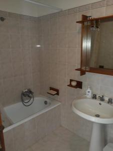 a bathroom with a sink and a bath tub and a sink at Appartamento Capanne in Capanne