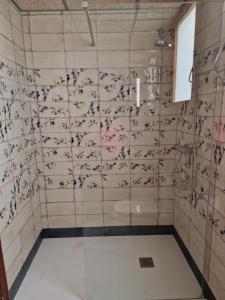 La salle de bains est pourvue d'une douche avec une porte en verre. dans l'établissement Casa Javier, à Sant Mateu