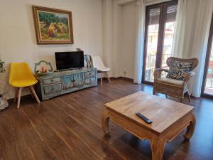 Casa Javier في سانت ماتيو: غرفة معيشة مع تلفزيون وطاولة قهوة