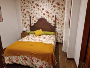 Casa Javier في سانت ماتيو: غرفة نوم صغيرة مع سرير وبطانية صفراء