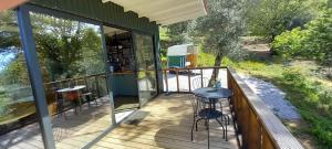 una terraza con dos taburetes y una barra en ella en Cabin Quinta Pomar Do Pontido, en Cabeceiras de Basto