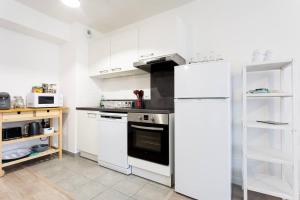 Kuchnia lub aneks kuchenny w obiekcie Bright flat near Disneyland with private parking