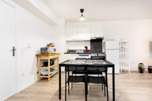 Kuchnia lub aneks kuchenny w obiekcie Bright flat near Disneyland with private parking