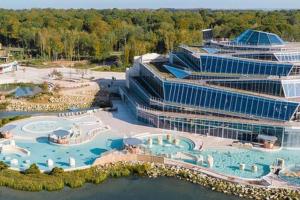 widok z lotu ptaka na ośrodek z basenem w obiekcie Bright flat near Disneyland with private parking w mieście Chalifert