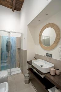 bagno con lavandino, doccia e specchio di La Chiaja art&relais a Castellammare di Stabia