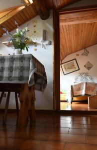 a dining room with a table and a window at B&B Va...lentina in Piavata