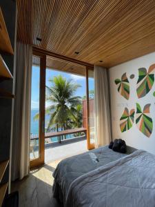 um quarto com uma cama e vista para o oceano em Verde Mar Pousada em Angra dos Reis