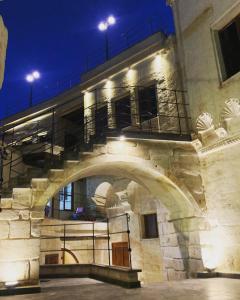 - une entrée pour un bâtiment avec une arche la nuit dans l'établissement Uzay Cave Suite Hotel, à Ürgüp