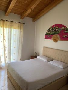 sypialnia z łóżkiem i obrazem na ścianie w obiekcie Apartment in residence with swimming pool near Peschiera del Garda. w mieście Ponti Sul Mincio