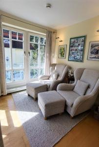 a living room with two couches and a rug at Ferienwohnung Seestern in Bad Saarow +31 photos