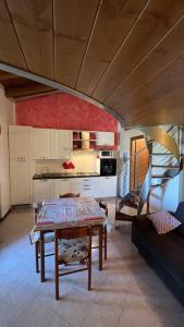 kuchnia ze stołem i schody w pokoju w obiekcie Apartment in residence with swimming pool near Peschiera del Garda. w mieście Ponti Sul Mincio