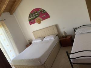 sypialnia z 2 łóżkami i zdjęciem na ścianie w obiekcie Apartment in residence with swimming pool near Peschiera del Garda. w mieście Ponti Sul Mincio