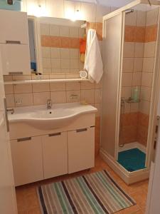 y baño con lavabo y ducha. en Stay Salty - Two Different Houses en Marathi