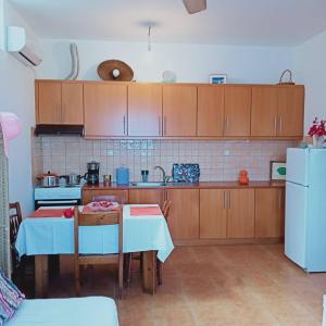 Kuchyňa alebo kuchynka v ubytovaní Stay Salty - Two Different Houses