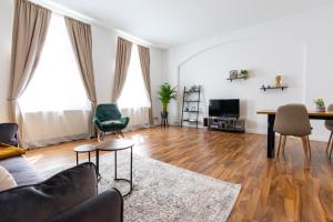 TV a/nebo společenská místnost v ubytování Business & Life Apartment nähe TU, HBF und Oper - SmartTV, MagentaTV und Küche