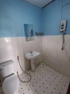 uma casa de banho com um WC e um lavatório em Manilath guesthouse em Ban Houayxay
