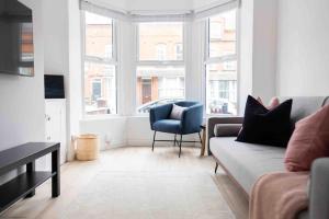 a living room with a couch and a chair at Charming 3 bedroom Belfast townhouse in Belfast