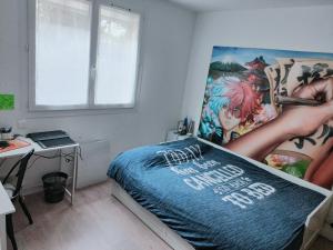 a bedroom with a bed with a poster on the wall at Appart. 3ch - 6mn de la plage de Bonne Grâce in La Seyne-sur-Mer