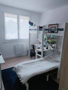 a bedroom with a bunk bed and a desk at Appart. 3ch - 6mn de la plage de Bonne Grâce in La Seyne-sur-Mer