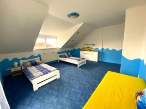 1 dormitorio con 2 camas y paredes azules y blancas en Rekreační chalupa Ivon, 