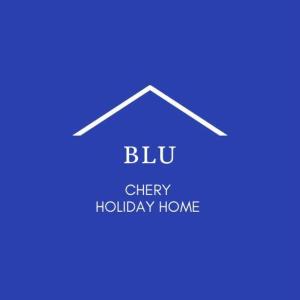 um logótipo azul para uma casa de férias alegre em Chéry Holiday Home em Riva Ligure