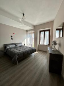 een slaapkamer met een bed en een groot raam bij Casa Vacanze Spolina in Cossato