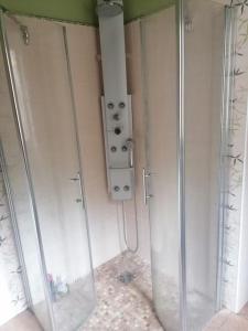 une salle de bain avec deux douches en verre et une lumière dans l'établissement Maison de charme Nature et Rivière au pays basque, à Estérençuby 16 autres photos