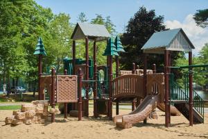 un parque infantil con tobogán en Lake George Escape, en Warrensburg