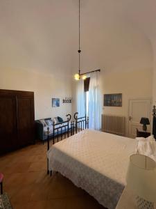 1 dormitorio con 1 cama grande y 1 sofá en Mare, Terme & Magia Salentina, en Santa Cesarea Terme
