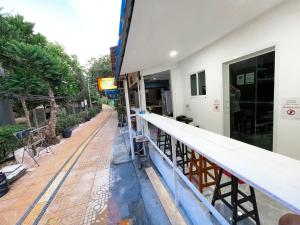 uma vista para um edifício com um balcão longo em Magic Hostel em Phi Phi Don