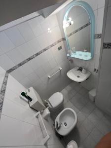 y baño con aseo, lavabo y espejo. en Mare, Terme & Magia Salentina, en Santa Cesarea Terme