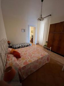 1 dormitorio con 1 cama grande en una habitación en Mare, Terme & Magia Salentina, en Santa Cesarea Terme