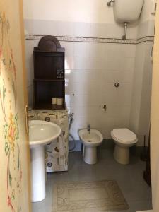 a bathroom with a toilet and a sink at La Casa nella Pineta in Fiuggi