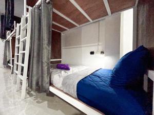 um quarto com um beliche com lençóis azuis em Magic Hostel em Phi Phi Don mais 37 fotografias