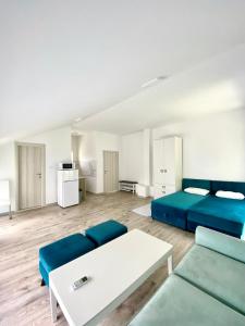 un soggiorno con divano blu e tavolo di Orachovac apartments a Kotor (Cattaro)