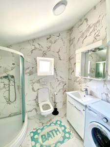 e bagno con lavandino, servizi igienici e doccia. di Orachovac apartments a Kotor (Cattaro)