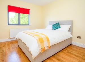 um quarto com uma cama grande e uma janela em Lakeview Waterville Holiday Home em Waterville