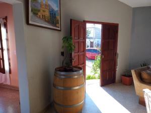 uma sala com um barril com uma planta em ND nuestro destino em Cafayate