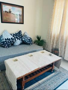 En eller flere senge i et værelse på Deodar Abode