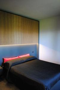 - une chambre avec un lit noir et des oreillers rouges dans l'établissement La Casa in Relax, à Guardia Vomano