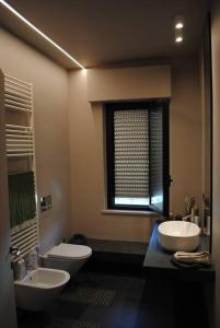 une grande salle de bains avec deux lavabos et une fenêtre dans l'établissement La Casa in Relax, à Guardia Vomano