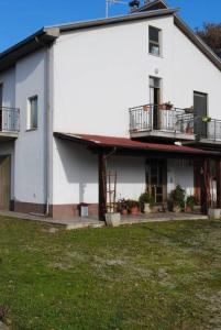 ein weißes Gebäude mit zwei Balkonen und einem Hof in der Unterkunft La Casa in Relax in Guardia Vomano