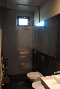 bagno con servizi igienici, 2 lavandini e finestra di La Casa in Relax a Guardia Vomano