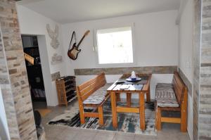Posezení v ubytování Familien Ferienhaus Vir Croatia 150m Strand Restaurant Einkaufen + 37 fotografií