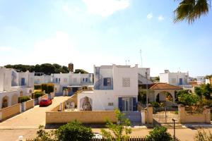 - une vue sur une ville avec des bâtiments blancs dans l'établissement Villa Teresa, à Torre Lapillo